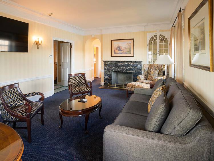 MacArthur Suite living space
